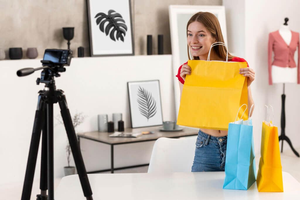 Какво представлява пазаруването на живо наречено още live streaming shopping
